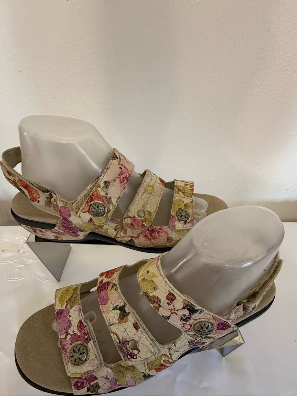 Aravon Floral Multi-strap Sandals in Cream with Pink and Yellow. Size 10
